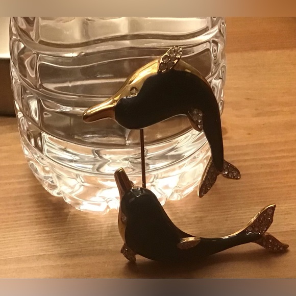 Kenneth J. Lane: Double Dolphin 3D stick pin/brooch gold tone black and gold. - Picture 3 of 9